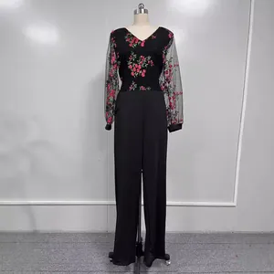 Elegante mono negro con bordado floral y mangas largas de malla transparente