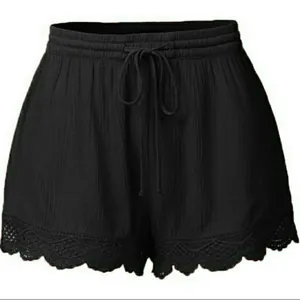 Vue détaillée du short d'été noir pour femme avec ourlet en dentelle et cordon de serrage