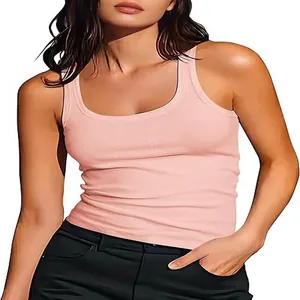 Detailansicht des rosa schmal geschnittenen ärmellosen Rippstrick-Tops für Damen im Streetstyle