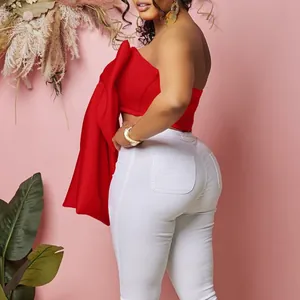 Dettaglio di un top a fascia rosso sexy con un fiocco laterale decorativo sovradimensionato