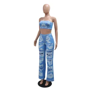 Vue d'ensemble de l'ensemble deux pièces imprimé denim avec crop top et pantalon évasé