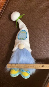 Gedetailleerde weergave van een paasgnome met blauwe baard en breedtemeting van 15 cm