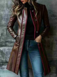 Vista de detalle de gabardina de cuero marrón vintage para mujer con ribete rojo