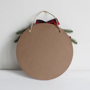 DIY ξύλινη στρογγυλή χριστουγεννιάτικη πινακίδα με καρό φιόγκο και κλαδιά ελάτου