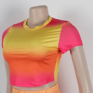Detailopname van een levendige kleurverloop crop top in roze, geel en oranje tinten