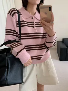 Gros plan d'un pull en maille rayé rose et marron de style coréen avec col POLO élégant