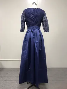 Vue détaillée du dos de la robe de soirée bleu marine avec dentelle et paillettes
