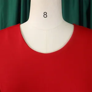 Detailansicht des eleganten Rundhalsausschnitts an einem roten Business-Bleistiftkleid.
