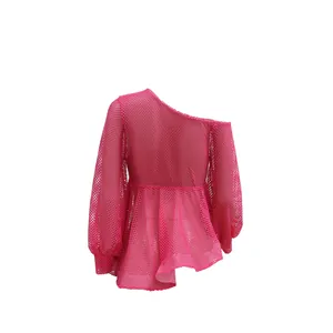 Dettaglio top a rete rosa monospalla con texture in tessuto a rete trasparente e traspirante
