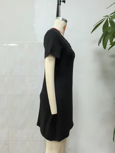 Vista laterale di un abito nero a maniche corte con scollo a V su un manichino sartoriale