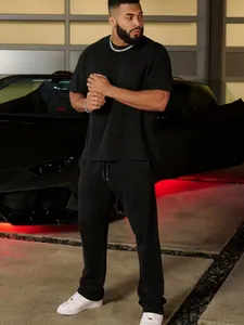 Mannequin portant un ensemble de sport noir ample pour homme avec pantalon à cordon