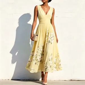 Vue détaillée de l'élégante robe longue jaune sans manches à col en V avec imprimé floral.