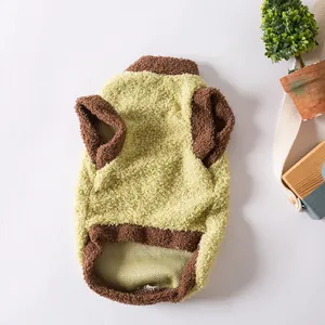 Détail d'un gilet chaud en polaire sherpa pour animaux en vert olive et marron pour l'hiver