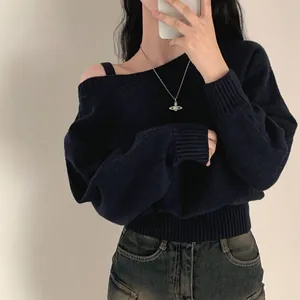 Elegante maglione in maglia blu scuro con spalle scoperte e design retrò autunnale
