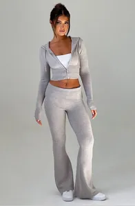 Completo in maglia grigio a due pezzi con felpa corta con cappuccio e pantaloni