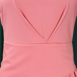 Detailansicht von Taille und Ausschnitt eines eleganten rosa Kleides aus Strukturstoff