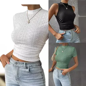 Un collage de crop tops pour femmes à col montant et maille ajourée en blanc, noir et vert