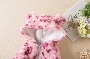 Primo piano del cappotto in pelliccia sintetica leopardata rosa per animali con cappuccio