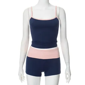 Ensemble deux pièces caraco bleu marine et rose avec short moulant sur un mannequin studio