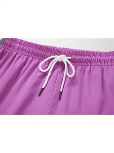 Dettaglio ravvicinato dell'elastico in vita con coulisse bianca su pantaloncini sportivi viola