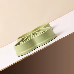 Cuenco de silicona verde para perros de alimentación lenta con base antideslizante suave