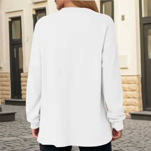 Achteraanzicht van een wit casual damessweatshirt met ronde hals in een stedelijke straat
