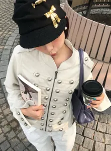 Veste chic de style militaire blanc cassé avec boutons métalliques et col montant