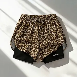 Dettaglio di pantaloncini sportivi 2 in 1 leopardati con vita elastica e fodera
