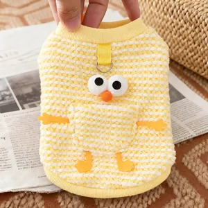 Dettaglio del gilet giallo per animali con design a pulcino e anello per guinzaglio
