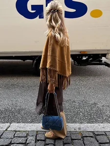 Elegante poncho in camoscio marrone da donna con frange per moda street autunnale chic