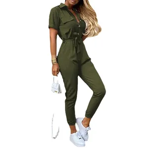 Combinaison courte à manches courtes vert armée avec ceinture à la taille et boutons