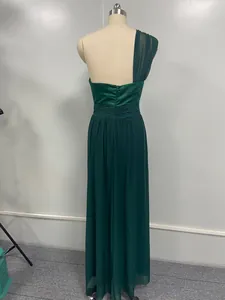 Vue arrière détaillée d'une élégante robe de soirée asymétrique vert foncé sur un mannequin