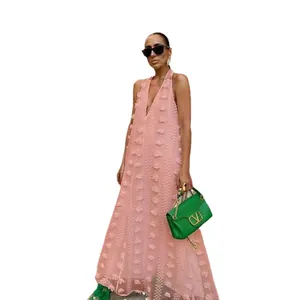 Robe maxi rose à licou et col en V avec fleurs 3D pour un style de vacances élégant
