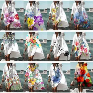 Collage aus verschiedenen bunten Hemdblusenkleidern in Weiß mit Blumenmuster für Damen.