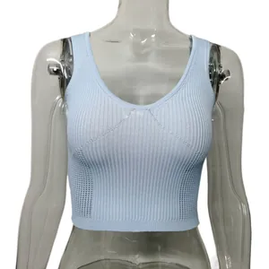 Primo piano di un crop top in maglia azzurro con dettagli a coste e lavorazione traforata.