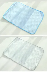 Detailansicht der blau-grauen 3D-atmungsaktiven Kühlmatten für Haustiere mit Wabenstruktur