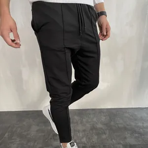 Pantaloni sportivi traspiranti slim fit da uomo con coulisse in vita neri.