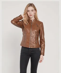 Stilvolle braune Kunstlederjacke für Damen mit schmaler Passform und Reißverschlüssen.