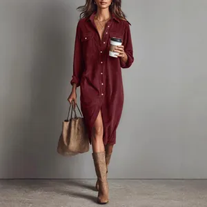 Robe chemise élégante en velours côtelé bordeaux à manches longues et col à revers