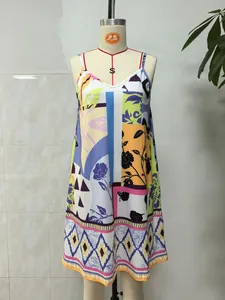 Détail de la robe à col en V avec un imprimé floral géométrique multicolore éclatant