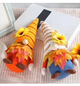 Detailansicht von zwei Herbst-Gnome mit Ahornblatt-Bärten und Sonnenblumen-Verzierungen