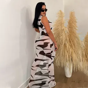 Sexyes Mesh-Maxikleid mit abstraktem Druck über einem passenden Bikini-Set, Modellansicht