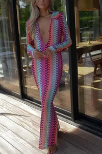 Abito lungo in maglia colorata con scollo a V profondo e motivo a cuori per la spiaggia