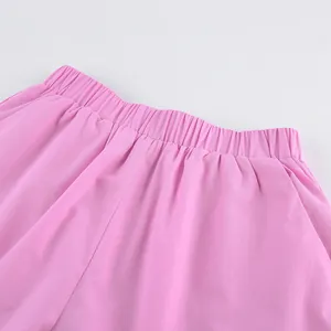 Gros plan de la taille élastique d'un short de vacances en coton rose
