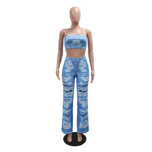 Ensemble deux pièces tendance avec crop top caraco imprimé et pantalon évasé assorti