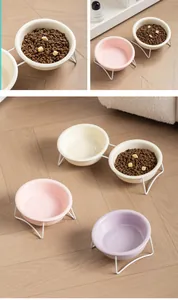 Gros plan de bols pour animaux en céramique pastel avec supports en fil blanc au sol