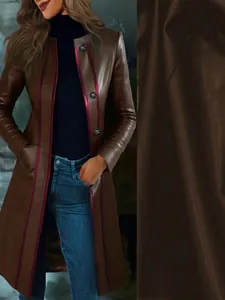 Detalle de alta calidad de una gabardina de cuero marrón con ribete rojo para mujeres