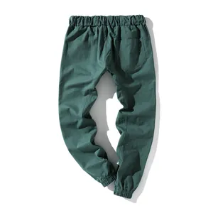 Vista posterior de pantalones cargo verde oscuro para hombre con cintura elástica