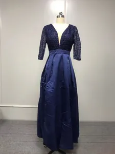 Détail du corsage en dentelle à paillettes et de la jupe en satin d'une robe du soir