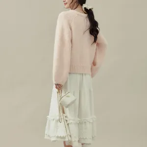 Vista posteriore di un morbido maglione a maglia rosa con un'estetica dolce ed elegante